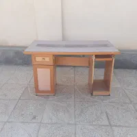 میز تحریر و کامپیوتر
