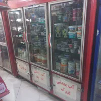 یخچال  کالباس بر ترازو قفسه سوپر مارکت