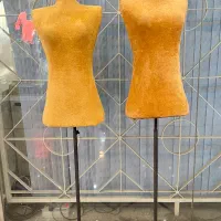 ویترین مانکن زنانه سبد لباس