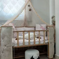 گهواره و تخت کنار مادر چوبی