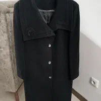 یک پالتو و یک بارانی و یک کاپشن در حد نو