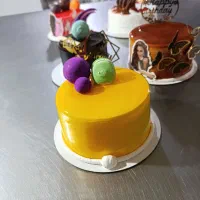 نیروی اقاوخانم درفروشگاه و کارگاه شیرینی فروشی