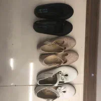 سه جفت کفش و لباس و عروسک دخترانه