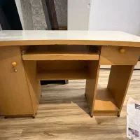 میز مطالعه و کامپیوتر