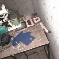 یک دستگاه چرخ سردوز سه نخ با میز ساخته شده آماده