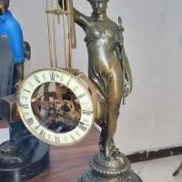 مجسمه برنزی ساعت گردان دست دختر