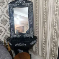 ی آ ینه ومیز در حد نو بدون هیچ شکستگی و خرابی