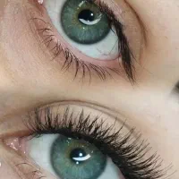 ارائه خدمات اموزش و کاشت مژه