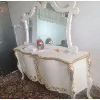یک عدد کمد اینه کنسول وتلویزیون