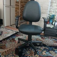 صندلی گردان چرم مشکی کاملاً سالم