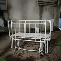 تخت کنار مادر