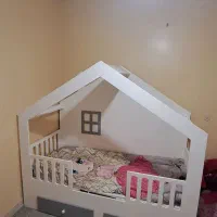 تخت بچگانه همراه با خوشخواب در حد نو