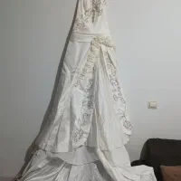 لباس عروس مدل قدیمی اما قشنگه دنباله دار هستش