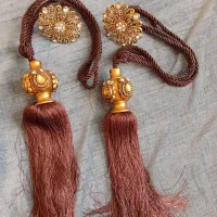 دو عدد گل میخ و شرابه