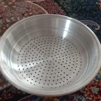 تعدادی آبکش روی وسینی استیل درسایزکوچک متوسط