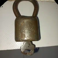 یک عدد قفل قدیمی..