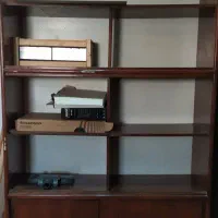 کتابخانه ی کمد دار 700 تومن