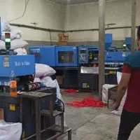 کارگر اقا یا خانوم کارگاه تزریق پلاستیک