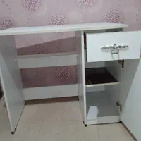دو میز تحریر تمیز همراه با صندلی جکدار|میز تحریر و کامپیوتر|اندیشه, اندیشه فاز ۴|دیوار