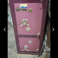گاو صندوق و میز کار