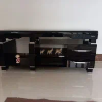 میز تلویزیون شیشه ای تمیز