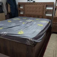 تخت و تشک دونفره، میز و آیینه توالت با تخ.فیف|تخت و سرویس خواب|رامند, |دیوار