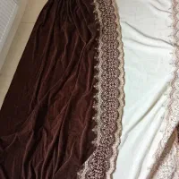 دو عدد کنار پرده مخملی