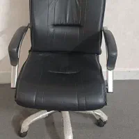 صندلی اداری و کامپیوتر