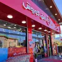 بازاریاب و فروشنده در فروشگاه افق کوروش