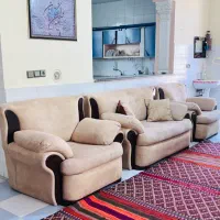 مبل راحتی ۸ نفره چرم، سالم و تمیز / رنگ کرم و آجری