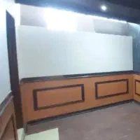 منشی برای پاسخگویی به تلفن ها