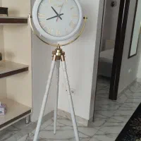 آباژور و ساعت ایستاده در حد نو|چراغ خواب و آباژور|صحنه, |دیوار