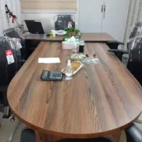 صندلی و میز کنفرانس و دو سرویس مبلمان اداری ومیز.