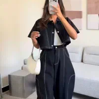 فروشنده خانم و مدل عکاسی بدون چهره