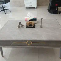 میز، جلو مبلی بزرگ