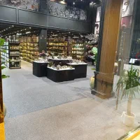 همکار خانم فروشنده و همکار آقا خدمات و انبار