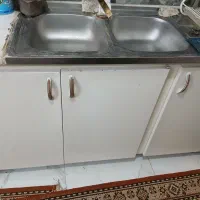 کابینت فلز با سینک سالم و تر تمیز