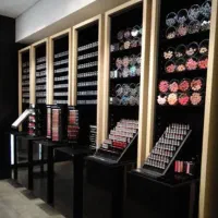 فروشنده لوازم آرایشی