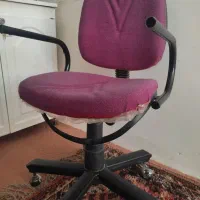 صندلی چرخ دار پشت میزی