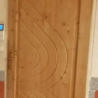 درب وچهار چوب آهنی به قفل