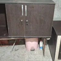 یک میز ال دار با دو تا میز کامپیوتر ایستاده