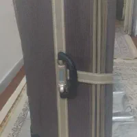 چمدان مسافرتی بزرگ.|کیف، کفش، کمربند|اندیشه, اندیشه فاز ۲|دیوار