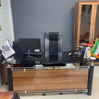 میز مدیریت و کتابخانه