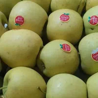 سیب شیرین و زرد خوشمزه