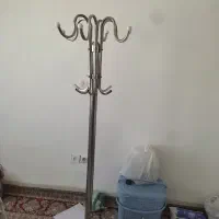 جا لباسی ایستاده