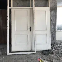 درب چوبی با کوم و قفل و دستگیره و پنجره و درب اهنی