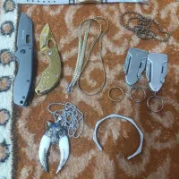 گردنبند و دستبند و چاقو