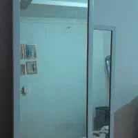 دوتا ایینه و میز