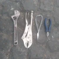 تعدادی ابزار ولوازم موتورسیکلت وقیچی
