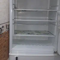 یخچال فریزر و یک عدد هود آشپزخانه معمولی لمسی